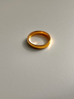 simple gold band ring